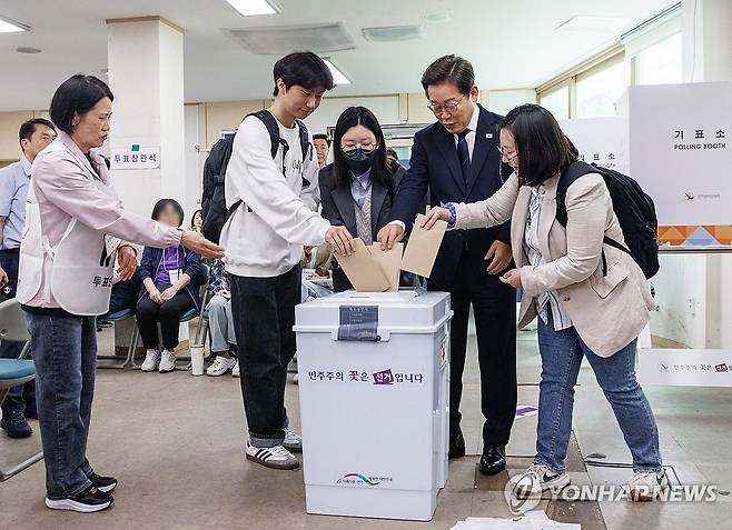 청년들과 사전투표하는 이재명 후보 (서울=연합뉴스) 황광모 기자 = 더불어민주당 이재명 대선 후보가 21대 대통령선거 사전투표 첫날인 29일 서울 서대문구 신촌동 주민센터에서 청년들과 투표하고 있다. 2025.5.29 [공동취재] hkmpooh@yna.co.kr