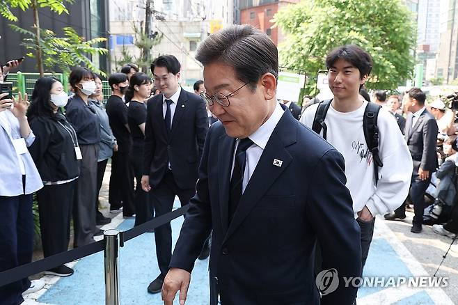 사전투표소 들어가는 이재명 후보 (서울=연합뉴스) 황광모 기자 = 더불어민주당 이재명 대선후보가 21대 대통령선거 사전투표 첫날인 29일 서울 서대문구 신촌동 주민센터 투표소로 들어가고 있다. 2025.5.29 hkmpooh@yna.co.kr