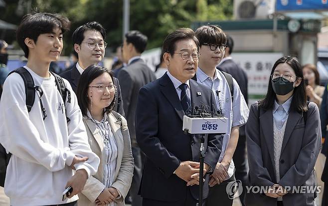 대학생들과 사전투표 마친 이재명 후보 (서울=연합뉴스) 황광모 기자 = 더불어민주당 이재명 대선후보가 21대 대통령선거 사전투표 첫날인 29일 서울 서대문구 신촌동 주민센터에서 투표를 마친 뒤 소감을 말하고 있다. 2025.5.29 hkmpooh@yna.co.kr