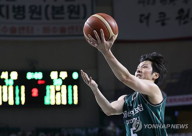 승리를 향해 (원주=연합뉴스) 양지웅 기자 = 12일 오후 강원 원주종합체육관에서 열린 2024-2025 프로농구 원주 DB와 서울 SK의 경기. DB 김시래가 레이업슛을 하고 있다. 2024.11.12 yangdoo@yna.co.kr