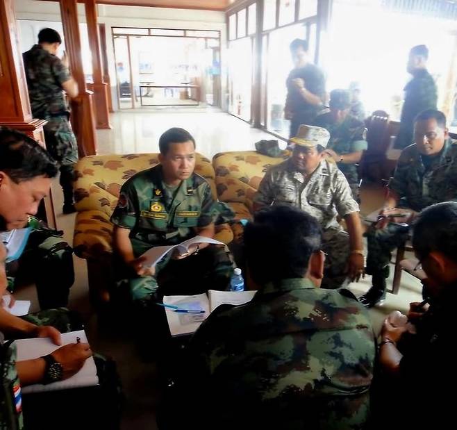 총격전 이후 대화 중인 태국군과 캄보디아군 지휘관들 지난 28일(현지시간) 태국 북동부 우본라차타니주 남위안 지역의 태국-캄보디아 국경 검문소에서 양국 군 지휘관들이 긴장 완화를 위해 대화하는 모습. 2025.05.29
[훈 마네트 캄보디아 총리 페이스북 캡처. 재판매 및 DB 금지]