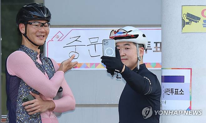 사전 투표 인증 (서귀포=연합뉴스) 박지호 기자 = 제21대 대통령선거 사전투표일인 29일 오전 제주 서귀포시 중문동 사전투표소에서 투표를 마친 시민들이 인증샷을 찍고 있다. 2025.5.29 jihopark@yna.co.kr