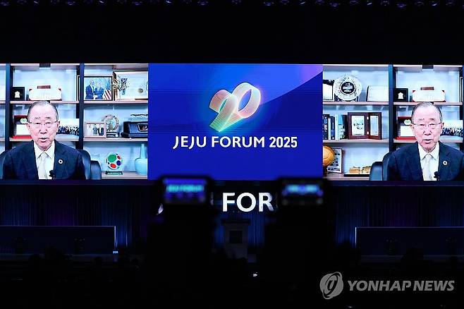 반기문 전 유엔사무총장 영상 메시지 (서귀포=연합뉴스) 박지호 기자 = 29일 오전 서귀포시 중문동 제주국제컨벤션센터에서 열린 2025 제주포럼 개회식에서 반기문 전 유엔사무총장의 영상 메시지가 재생되고 있다. 2025.5.29 jihopark@yna.co.kr