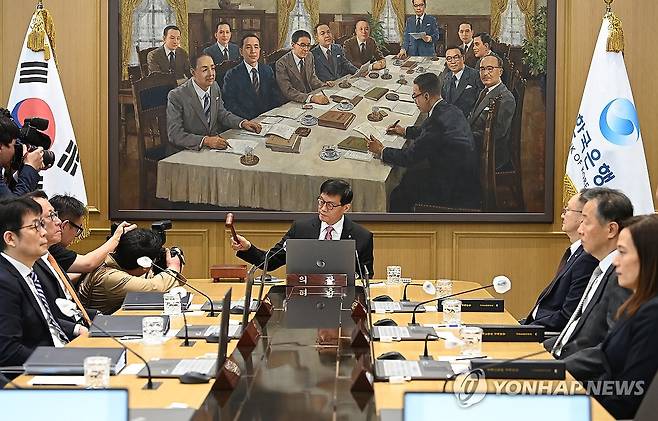 의사봉 두드리는 이창용 한은 총재 (서울=연합뉴스) 이창용 한국은행 총재가 29일 서울 중구 한국은행에서 열린 금융통화위원회에서 의사봉을 두드리고 있다. 2025.5.29 [사진공동취재단] photo@yna.co.kr