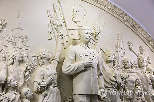 러시아 지하철역에 등장한 스탈린 조각상  [타스=연합뉴스 자료사진. 재판매 및 DB금지]