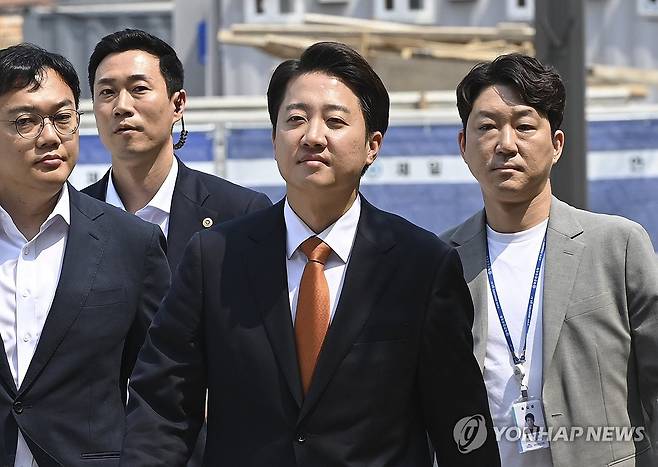 사전투표소 향하는 이준석 후보 (화성=연합뉴스) 홍기원 기자 = 개혁신당 이준석 대선 후보가 21대 대통령선거 사전투표 첫날인 29일 경기도 화성시 동탄9동 행정복지센터 투표소로 향하고 있다. 2025.5.29 [공동취재] xanadu@yna.co.kr