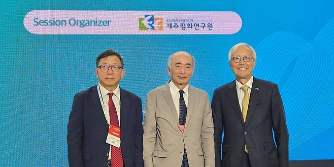 토론회 참석한 신각수(오른쪽) 전 주일대사와 사사에 이사장 (제주=연합뉴스) 이상현 기자 = 29일 열린 제주포럼에 참석해 토론한 신각수 전 주일대사(오른쪽)와 사사에 겐이치로 일본국제문제연구소(JIIA) 이사장(가운데). 왼쪽은 사회를 맡은 이원덕 교수. 2025.05.29
hapyry@yna.co.kr