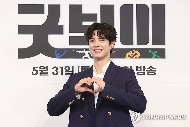 하트 만든 박보검 (서울=연합뉴스) 강민지 기자 = 배우 박보검이 29일 서울 구로구 더링크서울에서 열린 JTBC 새 토일드라마 '굿보이' 제작발표회에서 포즈를 취하고 있다. 2025.5.29 
    [재판매 및 DB 금지] mjkang@yna.co.kr