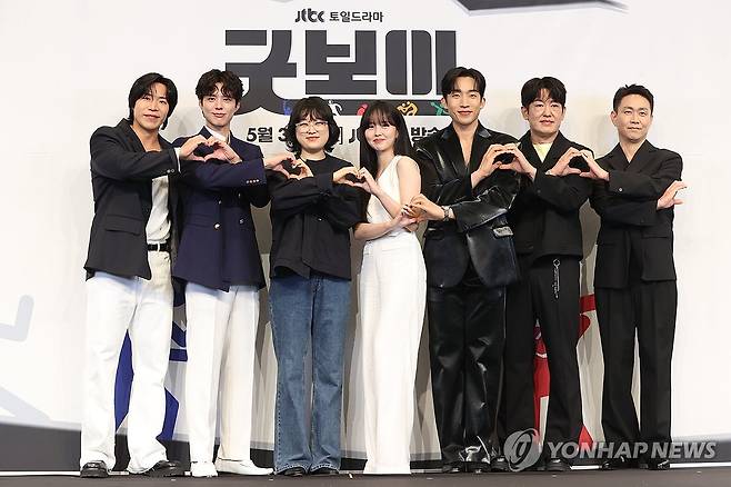 드라마 '굿보이' 제작발표회 (서울=연합뉴스) 강민지 기자 = 29일 서울 구로구 더링크서울호텔에서 열린 JTBC 새 토일드라마 '굿보이' 제작발표회에서 연출과 배우들이 포즈를 취하고 있다. 왼쪽부터 태원석, 박보검, 심나연 연출, 김소현, 이상이, 허성태, 오정세. 2025.5.29 
    [재판매 및 DB 금지] mjkang@yna.co.kr