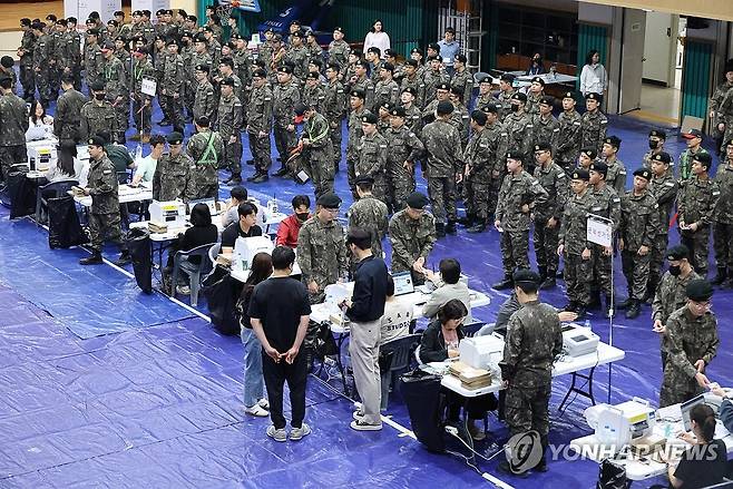 '투표를 명 받았습니다' (논산=연합뉴스) 이주형 기자 = 제21대 대통령선거 사전투표 첫날인 29일 오전 육군훈련소 훈련병·장병들이 충남 논산시 연무읍 제1·2 사전투표소를 찾아 투표하고 있다. 2025.5.29 coolee@yna.co.kr