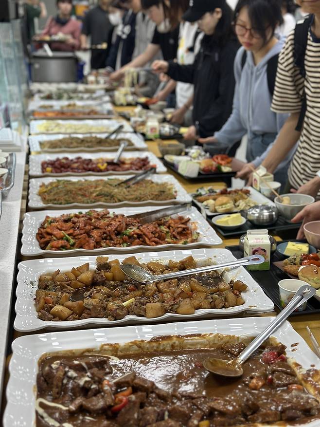 학생 식당에 마련된 뷔페 음식 [촬영 강태현]