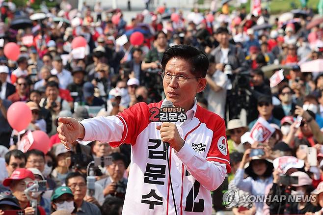 안산문화광장 찾은 국민의힘 김문수 대선 후보 (안산=연합뉴스) 류영석 기자 = 국민의힘 김문수 대선 후보가 29일 경기 안산시 안산문화광장에서 시민들에게 지지를 호소하고 있다. 2025.5.29 [공동취재] ondol@yna.co.kr