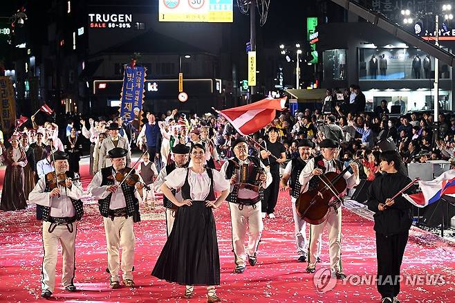 강릉단오제 최고 볼거리 '신통대길 길놀이' (강릉=연합뉴스) 유형재 기자 = 유네스코 인류무형문화유산인 천년 축제 '2025 강릉단오제'의 하이라이트인 신통대길 길놀이에서 각 참가팀이 29일 오후 성내동 광장에 마련된 레드카펫을 지나고 있다.
    이날 길놀이에는 총 37개 팀 4천여 명이 참가해 성황을 이뤘다. 2025.5.29 yoo21@yna.co.kr