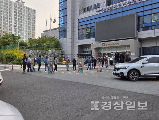 ▲ 29일 울산 울주군국민체육센터는 오전 6시 이전부터 사전 투표를 위한 대기 줄이 투표소 밖까지 길게 이어졌다.