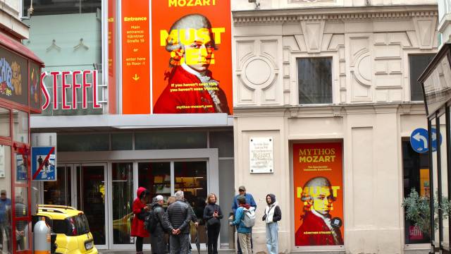 모차르트가 세상을 떠난 건물 자리에 들어선 슈테플백화점 뒤편에 붙은 명패 앞에서 관람객들이 안내인 설명을 듣고 있다. 남태우 기자