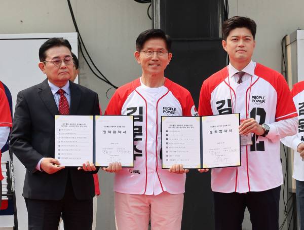국민의힘 김문수 대선 후보, 김용태 비상대책위원장이 30일 경기 가평군 청평시계탑 광장에서 열린 유세에서 국민의힘-새미래민주당 정책협약식을 갖고 새미래민주당 전병헌 대표와 기념촬영하고 있다. 연합