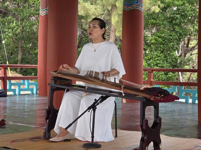 임종복 명창이 금장대에서 공연하는 장면.