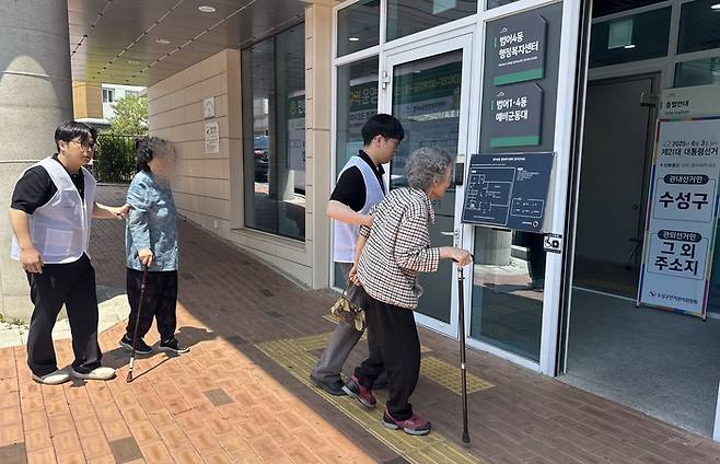 30일 오전 11시쯤 대구 수성구 범어4동 행정복지센터에서 어르신들이 대구시지체장애인협회의 도움을 받아 투표소로 이동하고 있다. 박영민기자