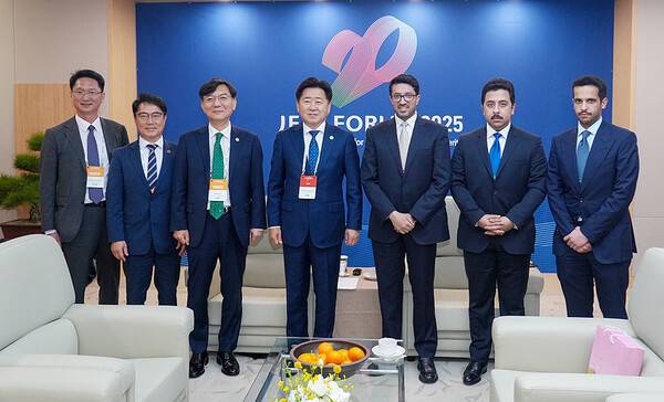 무라바크 알쿠와리 도하포럼 사무총장과 만난 오영훈 지사. ⓒ헤드라인제주