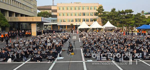 30일 열린 중학교 교사 추모 집회. ⓒ헤드라인제주