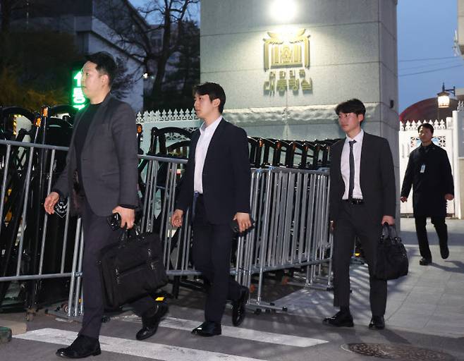 경찰 비상계엄 특별수사단이 지난 4월 16일 서울 용산 대통령실 민원실 출입구를 나서고 있다.  (사진=연합뉴스)