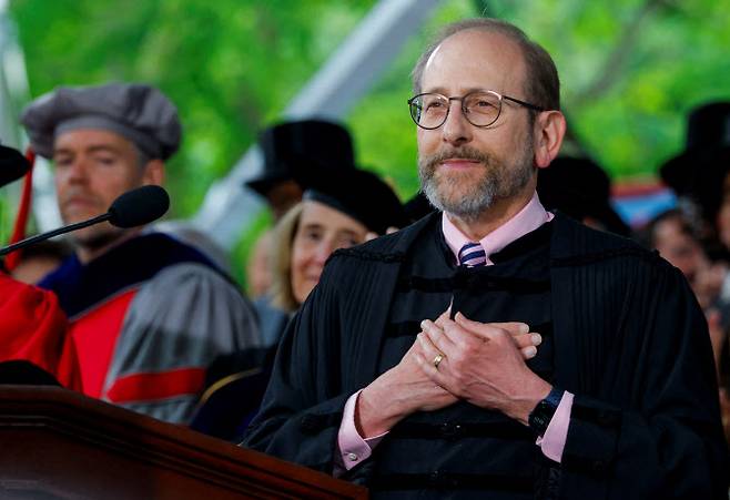 29일(현지시간) 미국 매사추세츠주 케임브리지에 위치한 하버드대학교에서 열린 제374회 졸업식 도중, 앨런 가버 하버드대학교 총장이 학생들의 지속적인 박수에 화답하며 반응하고 있다.(사진=로이터)