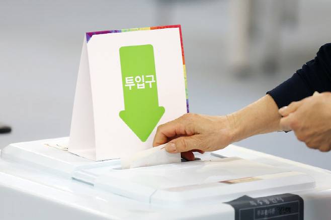 제21대 대통령선거 사전투표 이틀째인 30일 오전 광주 서구 광주학생교육문화회관에 마련된 사전투표소에서 유권자들이 투표하고 있다. (사진=연합뉴스)