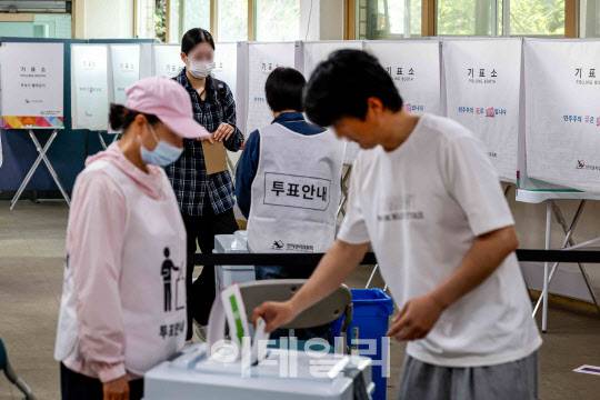 [이데일리 방인권 기자] 제21대 대통령선거 사전투표 마지막 날인 30일 연세대학교와 이화여자대학교 인근에 설치된 서울 서대문구 신촌동 사전투표소를 찾은 유권자들이 투표를 하고 있다.
