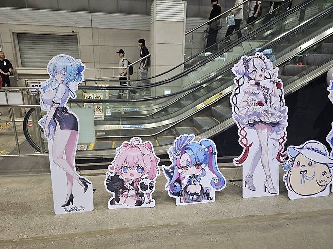 - 입장 공간 바로 옆에 있는 팜플렛