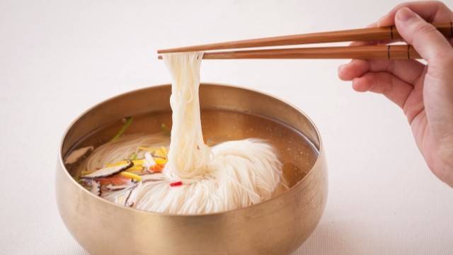 경추 척수증이 발생하면 젓가락질도 힘들어질 수 있다｜출처: 클립아트코리아