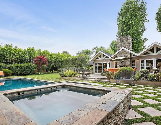 (로버츠 감독의 주택 뒷마당 전경. 수영장과 스파시설이 완비되어 있다 | Photo credit: Zillow)