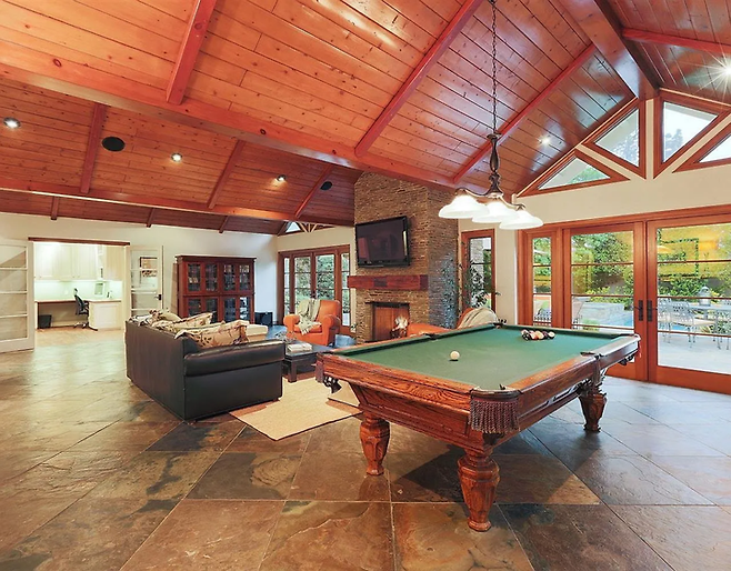 (로버츠 감독의 주택 내부, 리빙룸 모습. 높은 천장과 타일바닥이 인상적이다)