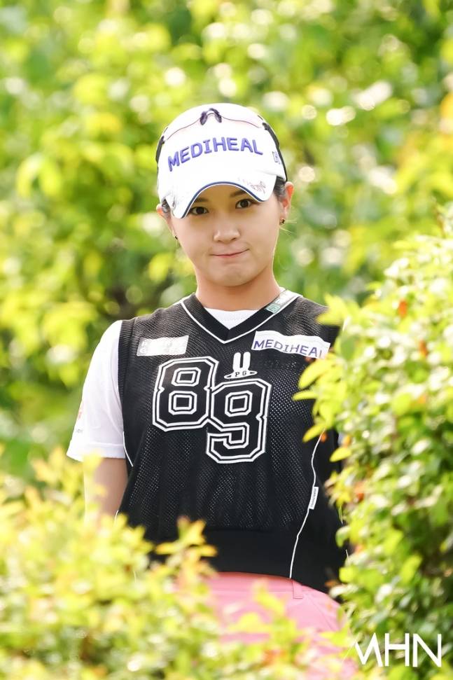 박현경이 30일 열린 KLPGA 투어 Sh수협은행 MBN 여자오픈 1라운드 경기 도중 취재 카메라를 바라보고 있다.