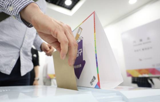 제21대 대통령 선거 사전투표 첫날이었던 어제(29일) 서울 강남구 역삼1동주민센터에 마련된 사전투표소를 찾은 유권자가 투표함에 투표용지를 넣고 있다. 〈사진=연합뉴스〉