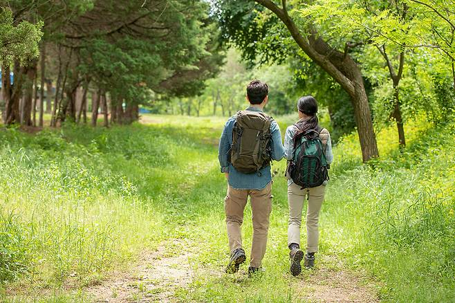 가파른 산을 오를 경우 고혈압 환자는 심장병 유무를 살펴 무리한 등산은 피하는 게 좋다. [사진=클립아트코리아]