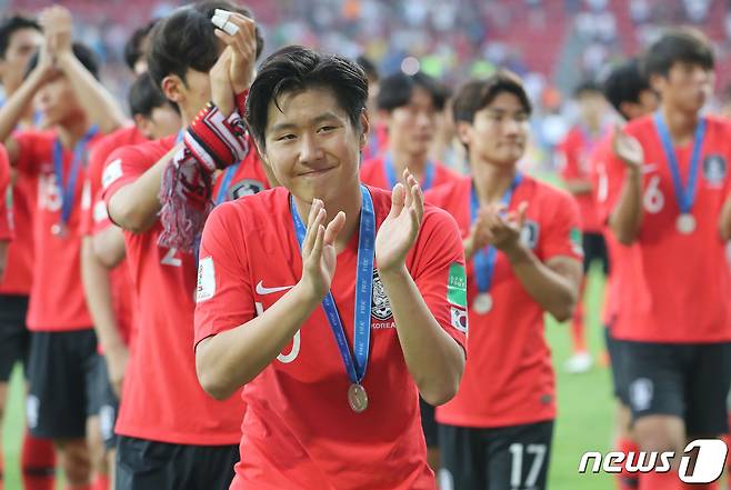 U-20 축구대표팀 이강인 선수가 16일 오전(한국시간) 폴란드 우치 스타디움에서 열린 '2019 국제축구연맹(FIFA) U-20 월드컵' 결승전 대한민국과 우크라이나의 경기에서 3:1로 패하며 준우승을 차지한 가운데 그라운드를 돌며 팬들에게 인사하고 있다. 2019.6.16/뉴스1 ⓒ News1 박정호 기자