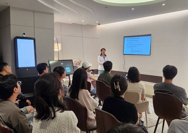 29일 휴메딕스가 의료진을 대상으로 HA 필러를 활용한 미세 부위 시술 강연을 개최했다. 연자는 뷰티바성형외과 김은연 대표원장. (휴온스글로벌 제공)