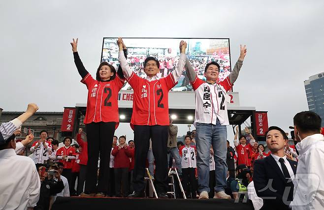 김문수 국민의힘 대통령 후보가 19일 서울 중구 서울역 광장에서 유세를 하고 있다. (공동취재) 2025.5.19/뉴스1 ⓒ News1 김민지 기자