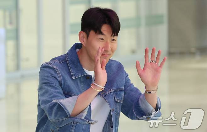 유럽축구연맹(UEFA) 유로파리그 우승 후 홍명보 감독이 이끄는 축구대표팀에 선발된 손흥민이 27일 오후 인천국제공항으로 귀국하며 팬들에게 인사를 하고 있다. 2025.5.27/뉴스1 ⓒ News1 김명섭 기자