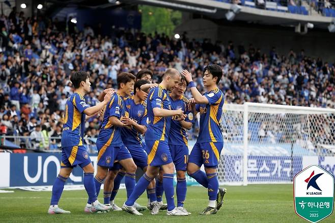 디펜딩 챔프 울산도 초반 시행착오를 딛고 상승세를 타고 있다. (한국프로축구연맹 제공)