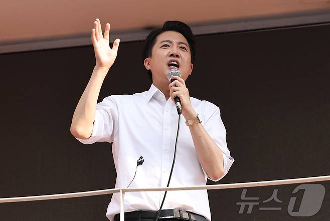 이준석 개혁신당 대통령 후보가 제21대 대통령선거 사전투표 첫날인 29일 서울 성북구 안암역 인근에서 열린 유세에서 지지를 호소하고 있다. 2025.5.29/뉴스1 ⓒ News1 민경석 기자