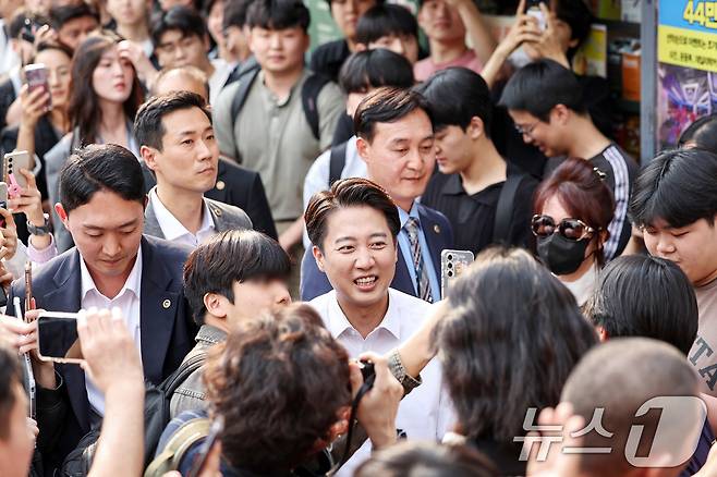 이준석 개혁신당 대통령 후보가 제21대 대통령선거 사전투표 첫날인 29일 서울 성북구 고려대학교 앞을 찾아 학생들과 인사를 나누고 있다.2025.5.29/뉴스1 ⓒ News1 민경석 기자