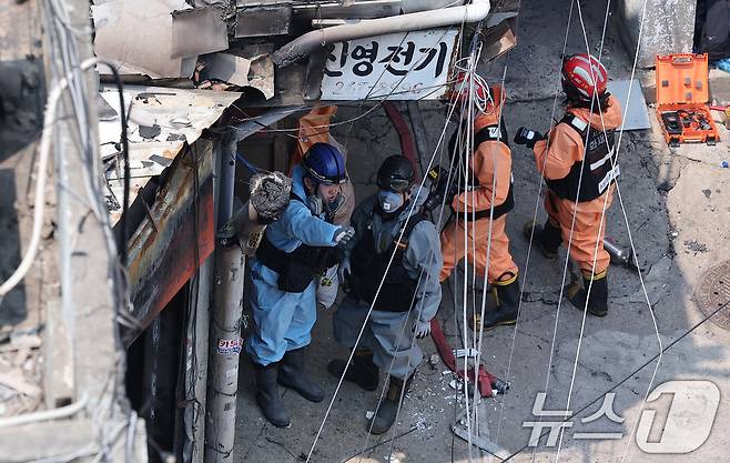 30일 경찰·소방·한국가스공사 등 관계자들이 서울 을지로 세운상가 인근 화재 현장에서 합동감식을 하고 있다.  2025.5.30/뉴스1 ⓒ News1 김성진 기자