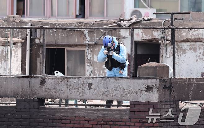 30일 경찰·소방·한국가스공사 등 관계자들이 서울 을지로 세운상가 인근 화재 현장에서 합동감식을 하고 있다.  2025.5.30/뉴스1 ⓒ News1 김성진 기자