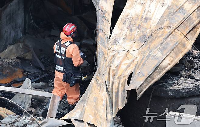 30일 경찰·소방·한국가스공사 등 관계자들이 서울 을지로 세운상가 인근 화재 현장에서 합동감식을 하고 있다.  2025.5.30/뉴스1 ⓒ News1 김성진 기자
