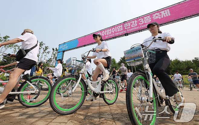 30일 오전 서울 광진구 뚝섬한강공원에서 열린 제2회 쉬엄쉬엄 한강 3종 축제에서 참석자들이 자전거를 타고 있다. 2025.5.30/뉴스1 ⓒ News1 이동해 기자