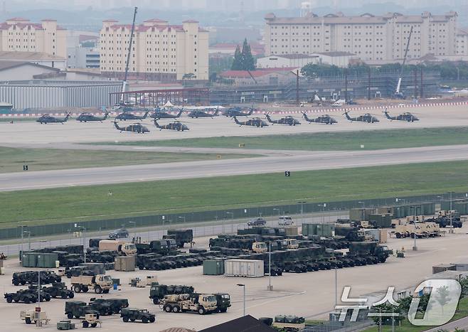 23일 경기 평택시 팽성읍 주한미군기지 캠프 험프리스에 군용 차량과 미군 헬기 등이 정렬해 있다. 2025.5.23/뉴스1 ⓒ News1 김영운 기자