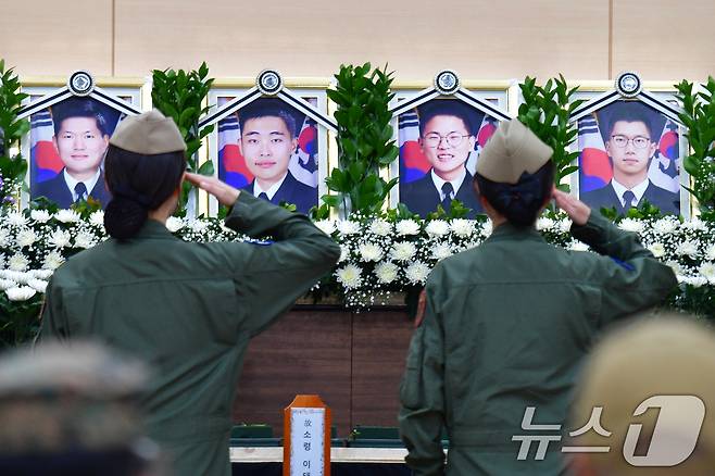 30일 경북 포항시 해군 항공사령부체육관에 마련된 대잠 해상초계기(P-3CK) 순직자 합동분향소에서 동료들이 순직자들에게 마지막 예를 갖추고 있다. 해군은 고 박진우 중령, 고 이태훈 소령, 고 윤동규 상사, 고 강신원 상사로 1계급 추서했다. 2025.5.30/뉴스1 ⓒ News1 최창호 기자