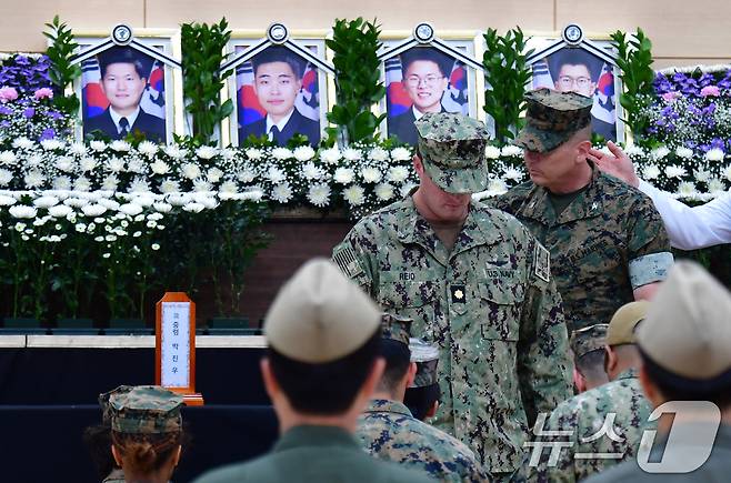 30일 경북 포항시 해군 항공사령부체육관에 마련된 대잠 해상초계기(P-3CK) 순직자 합동분향소에서 미 해군들이 조문을 마친 후 발길을 옮기고 있다. 해군은 고 박진우 중령, 고 이태훈 소령, 고 윤동규 상사, 고 강신원 상사로 1계급 추서했다. 2025.5.30/뉴스1 ⓒ News1 최창호 기자