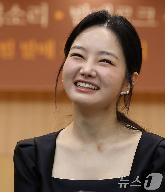 바이올리니스트 김봄소리가 30일 오전 서울 서초구 코스모스아트홀에서 열린 '브루흐 & 코른골트' 음반 발매 및 내한공연 기자간담회에서 해맑게 웃고 있다. 김봄소리가 첫 정규앨범 Violin on Stage(2021) 이후 4년 만에 DG 레이블에서 선보인 이번 음반은 바이올린의 대표 협주곡으로 손꼽히는 브루흐와 코른골트의 작품을 중심으로 그녀만의 색채를 담아냈다. 김봄소리와 밤베르크 심포니가 진정성 담긴 연주를 선보이는 이번 공연은 5월 31일 성남아트센터, 6월 1일 서울 예술의전당 콘서트홀에서 열린다. 2025.5.30/뉴스1 ⓒ News1 오대일 기자